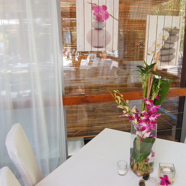 Modr� bar - dekorace