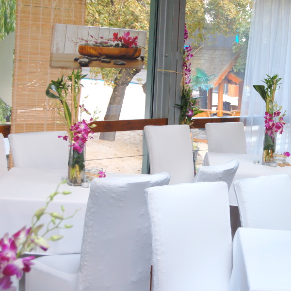 Modr� bar - dekorace