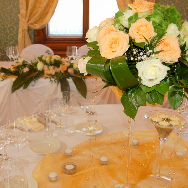 Květiny na svatebním stole