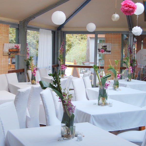 Modr� bar - dekorace