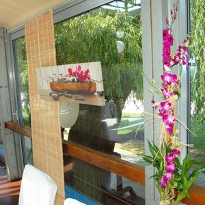 Modr� bar - dekorace