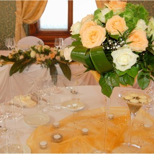 Kv�tiny na svatebn�m stole