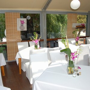 Modr� bar - dekorace