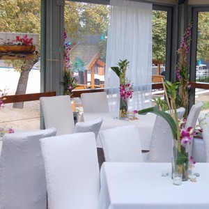 Modr� bar - dekorace