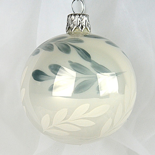 Ozdoba vánoční Bílý porcelán s lístky - koule 6 cm