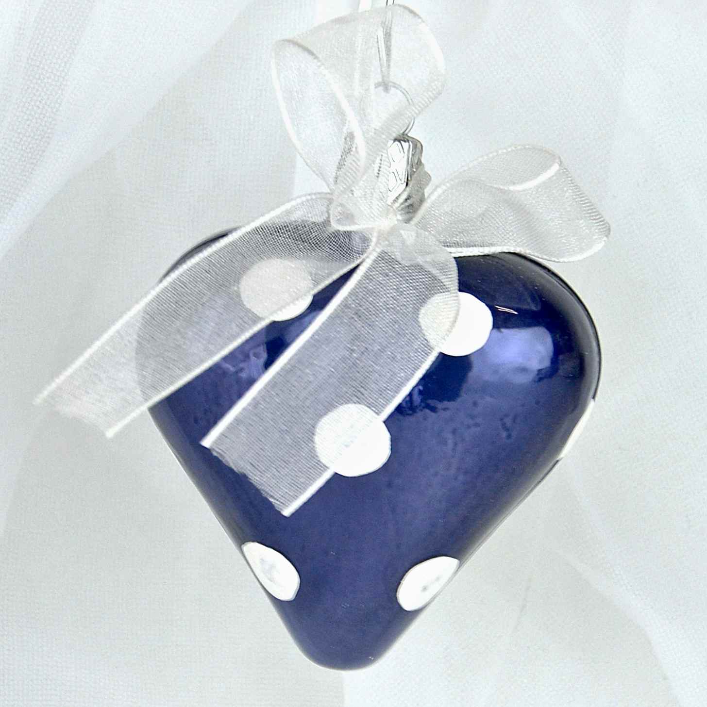 Levně OZDOBA VÁNOČNÍ Modrý porcelán puntík srdce 6cm