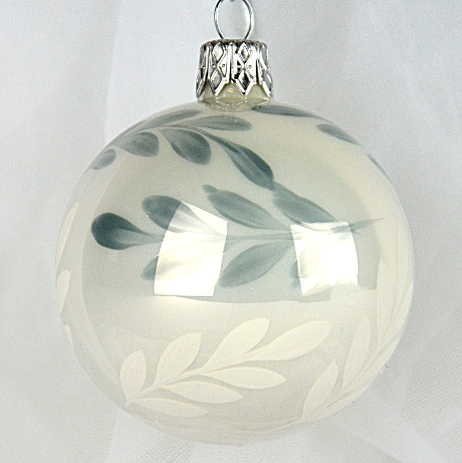 Ozdoba vánoční Bílý porcelán s lístky - koule 8 cm