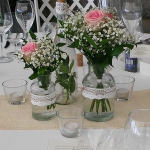 V�za s �zk�m hrdlem men�� s krajkou