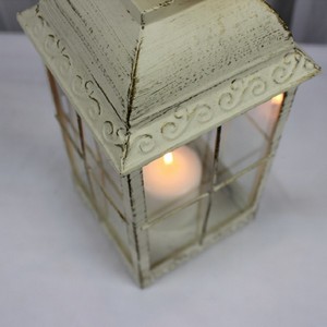 Lucerna b�l� patina, kovov�_detail