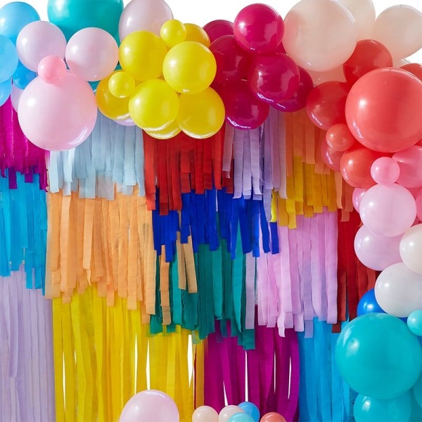 Závěs na pozadí z třásní a balónků barevné