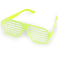 Br�le neonov� zelen� sv�t�c� ve tm�