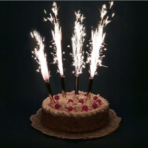 Font�nky dortov� �ern� s hv�zdi�kami 12 cm 4 ks