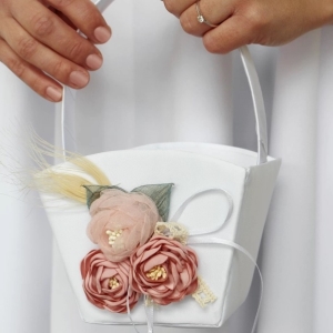 Košíček pro družičky s květy bílý