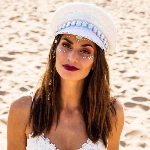 Kiltovka s duhovmi flitry a kamnky