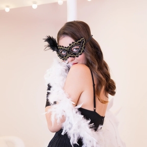 Maska karnevalov erno-zlat s pem