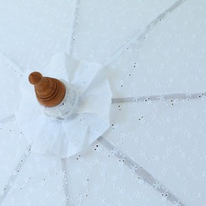 SVATEBNÍ deštník bavlněný s květinovým vzorem bílý 2