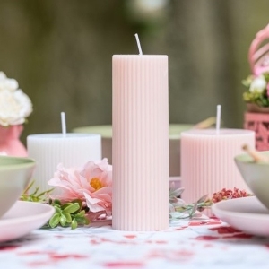 Svíčka válec žebrovaná pastelově růžová 5 x 15 cm