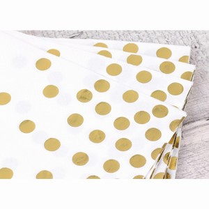Ubrousky b�l� se zlat�mi punt�ky