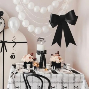 Ubrus na stůl s maličkami krémově černý 180x120 cm