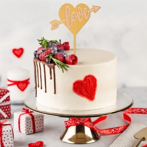 Zpich na dort zlat srdko s rovm npisem