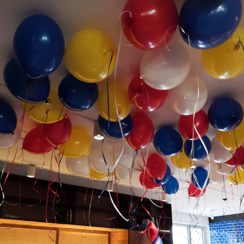 balonky s heliem u stropu