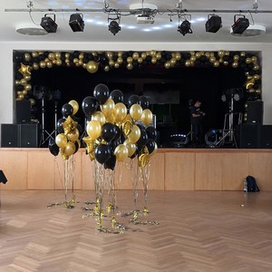 Bukety a girlanda na podiu