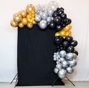 konstrukce s ernou textilii a girlanda